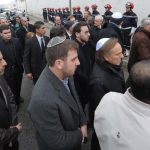 Des proches du défunt Roger Hanin lors de son enterrement au cimetière juif d'Alger. New Press