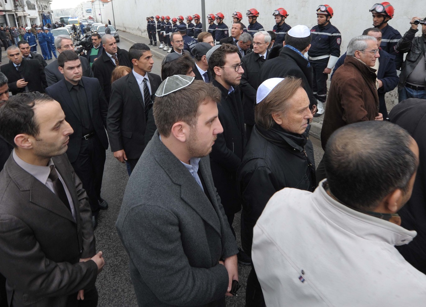 Des proches du défunt Roger Hanin lors de son enterrement au cimetière juif d'Alger. New Press