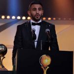 Riyad Mahrez recevant le Ballon d'or du meilleur footballeur algérien 2015. New Press