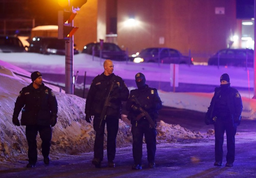 Des policiers sur le lieu de l'attaque. D. R.