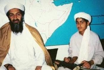 Oussama Ben Laden et son fils Hamza. D. R.