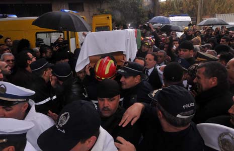 Une foule nombreuse a assisté à l'enterrement du défunt Bakhti. New Press