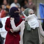 Des filles palestiniennes se battant contre des soldats de Tsahal. D. R.