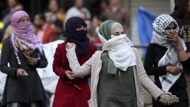 Des filles palestiniennes se battant contre des soldats de Tsahal. D. R.