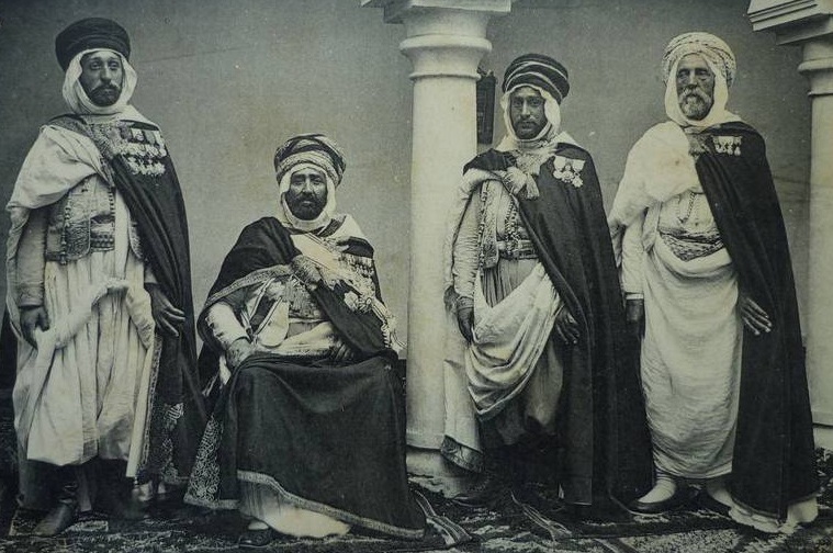 Le bachagha Benghana (assis) avec trois autres traîtres au service de la France coloniale. D. R.
