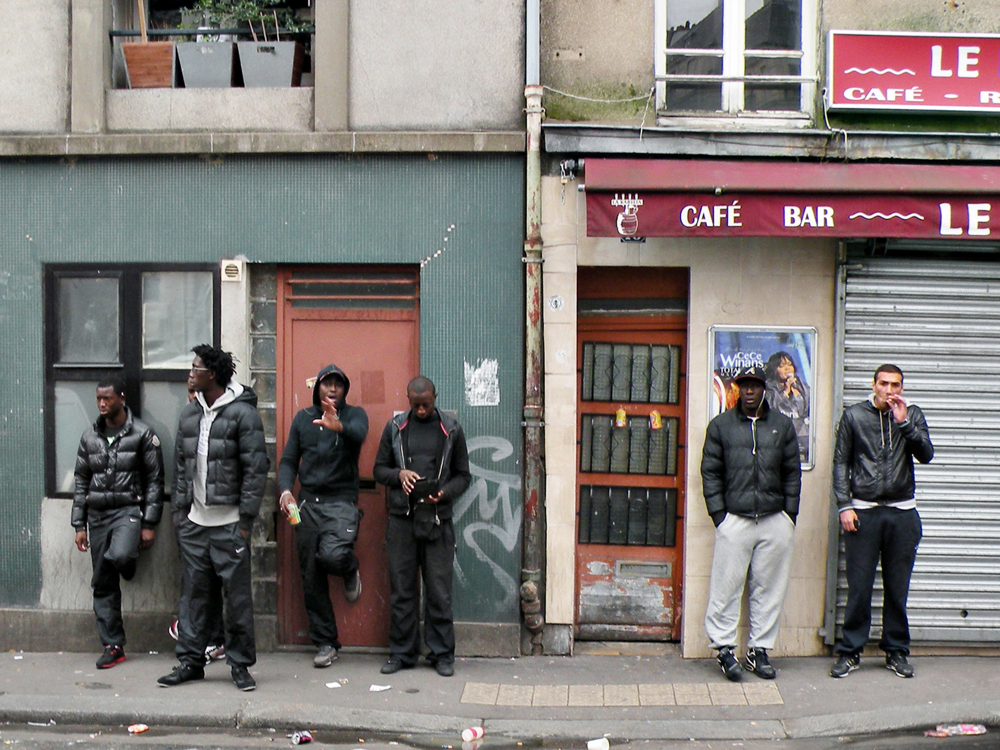 Des jeunes désœuvrés à Paris. D. R.