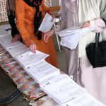 De nombreux partis sont contraints de collecter des signatures de citoyens. New Press