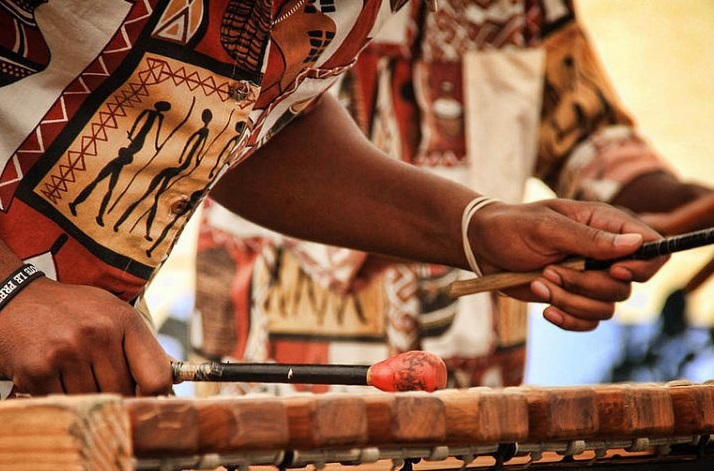 Marimba Vibrations exécute des chansons accompagnées de danses traditionnelles. D. R.