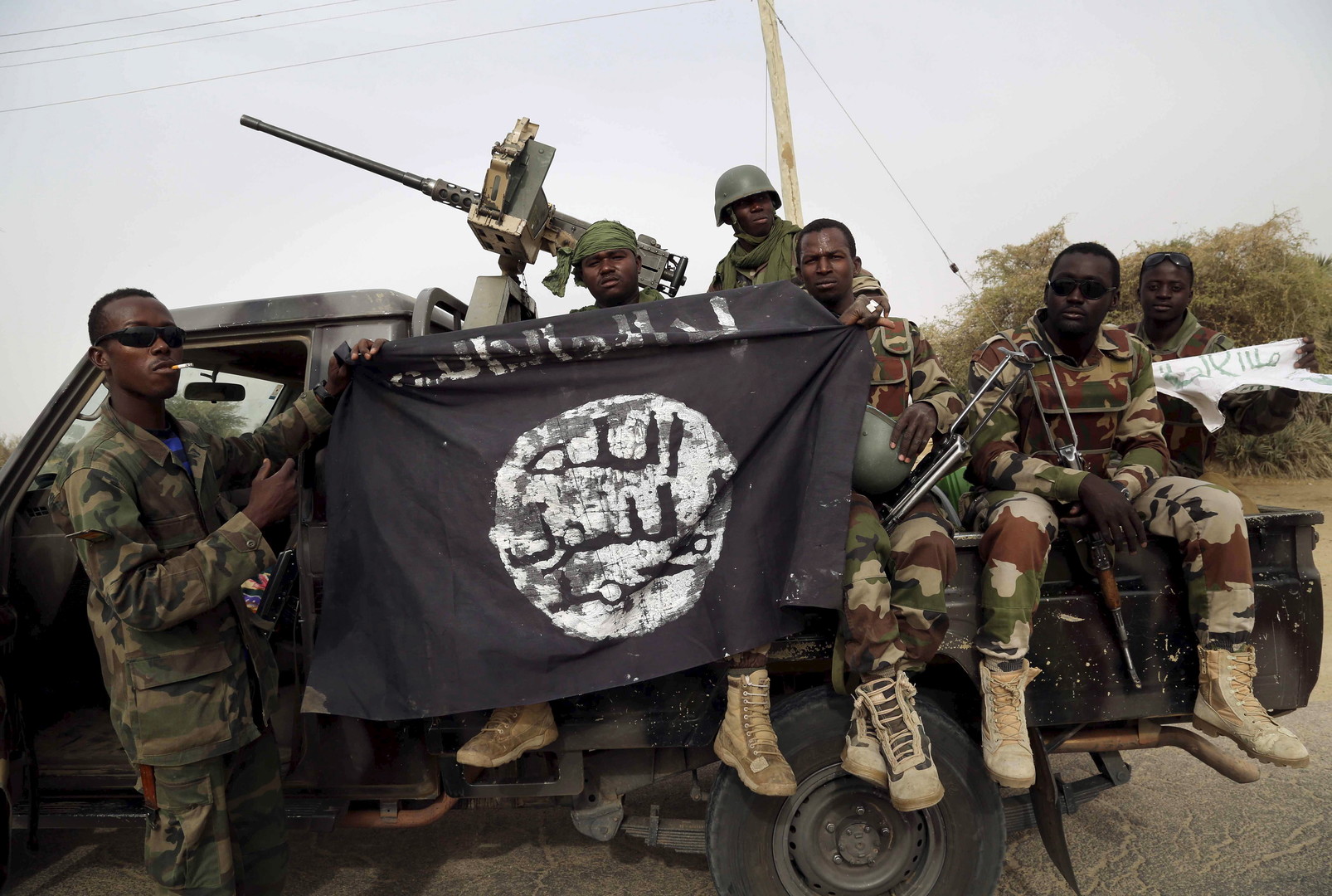 Des soldats de l'armée nigérienne tiennent un drapeau du groupe terroriste Boko Haram. D. R.