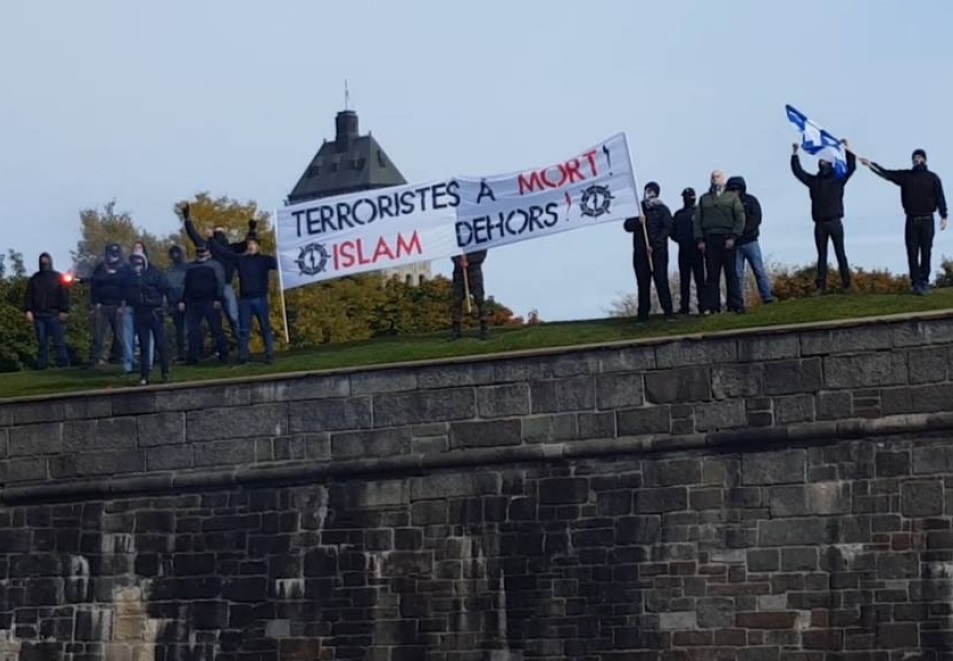 Un groupe d'extrême-droite canadien brandissant des slogans islamophobes. D. R.