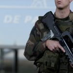 Le terroriste a voulu subtiliser l'arme d'un militaire en faction à Orly. D. R.