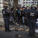 Des jeunes contrôlés à Paris. D. R.