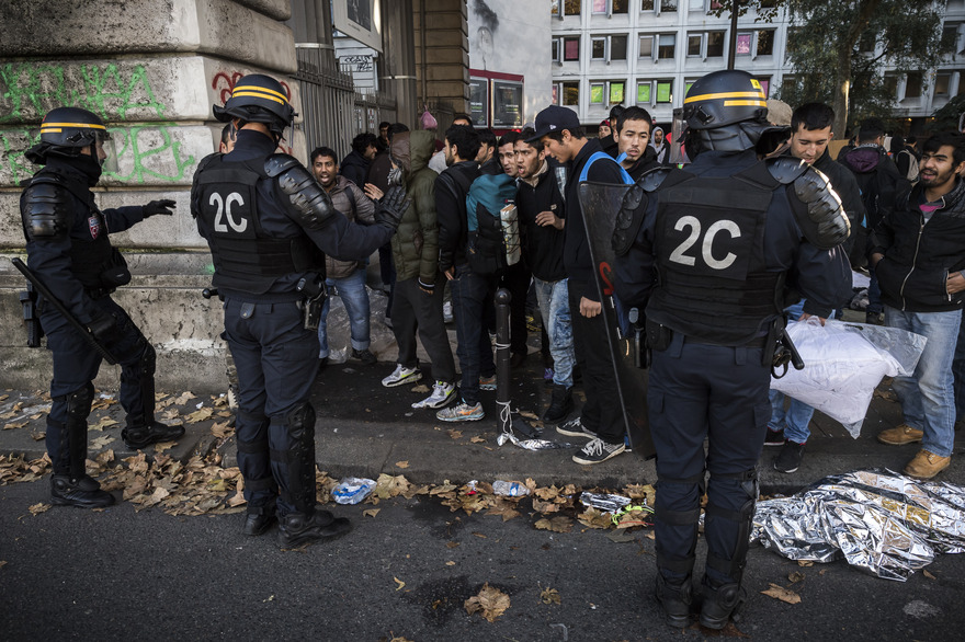 Des jeunes contrôlés à Paris. D. R.