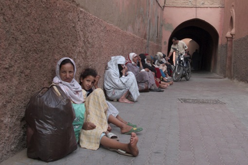 Des familles marocaines mendient dans la partie cachée de Marrakech. D. R.