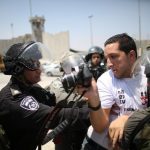 Un journaliste palestinien agressé par des policiers et des soldats israéliens. D. R.