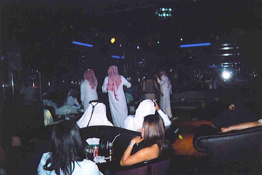 Des prostituées marocaines et leurs clients saoudiens à Manama. D. R.
