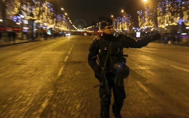 Sur les Champs-Elysées, ce jeudi soir. D. R.