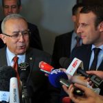 Lamamra en compagnie d'Emmanuel Macron lors de sa visite à Alger le 13 février. New Press