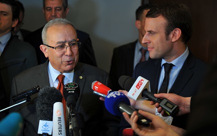 Lamamra en compagnie d'Emmanuel Macron lors de sa visite à Alger le 13 février. New Press