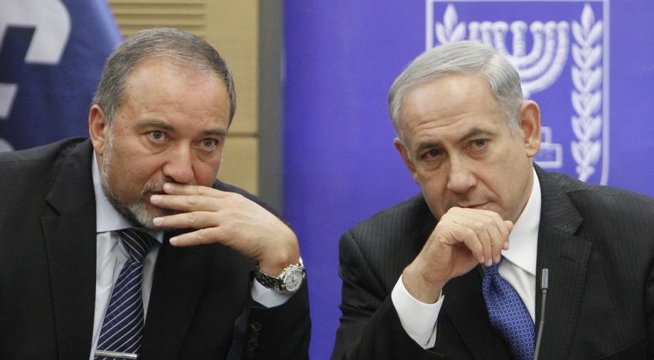 Le ministre de la Défense israélien, Avigdor Liberman, avec Netanyahu. D. R.