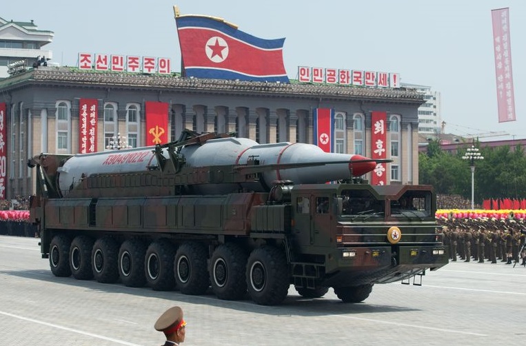 L'armée nord-coréenne exhibe un missile à ogive nucléaire lors d'un défilé militaire. D. R.