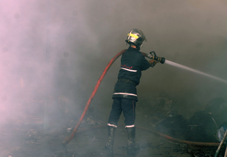 Un élément de la Protection civile luttant contre les flammes. Archives/New Press