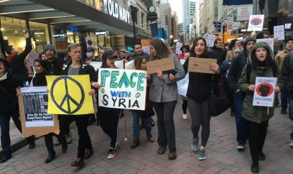 Les Américains manifestent contre les frappes ordonnées par Trump en Syrie