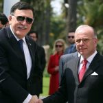 Bernard Cazeneuve, avec son homologue libyen Fayez Al-Sarraj. D. R.