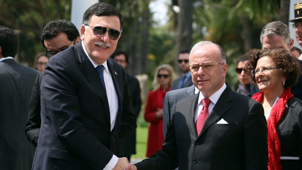 Bernard Cazeneuve, avec son homologue libyen Fayez Al-Sarraj. D. R.