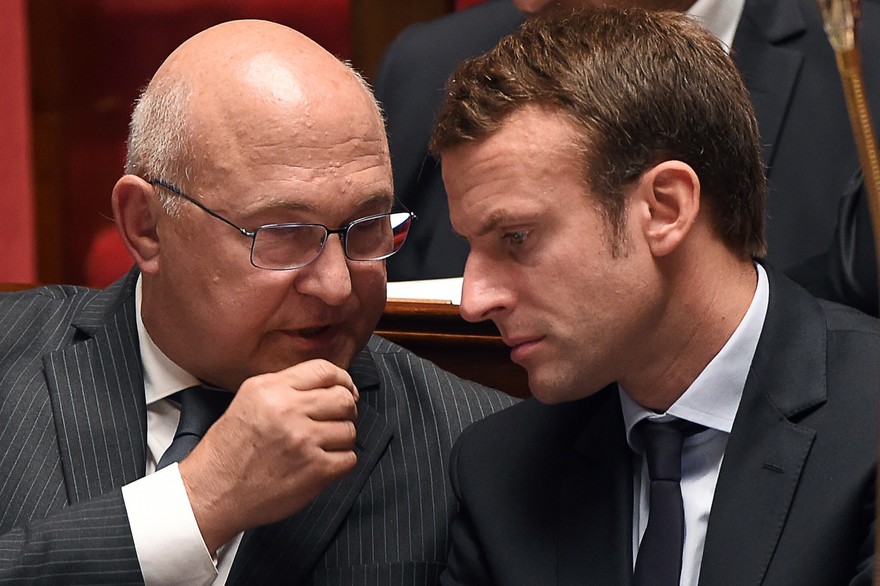 Le ministre de l'Economie français, Michel Sapin, avec son prédécesseur, Emmanuel Macron. D. R.