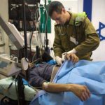 Un terroriste syrien recevant des soins dans un hôpital militaire israélien. D. R.