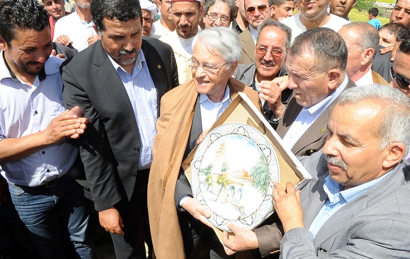 Chakib Khelil lors de ses virées dans les zaouïas à son retour en Algérie. New Pressbderrezak Mokri. New Press