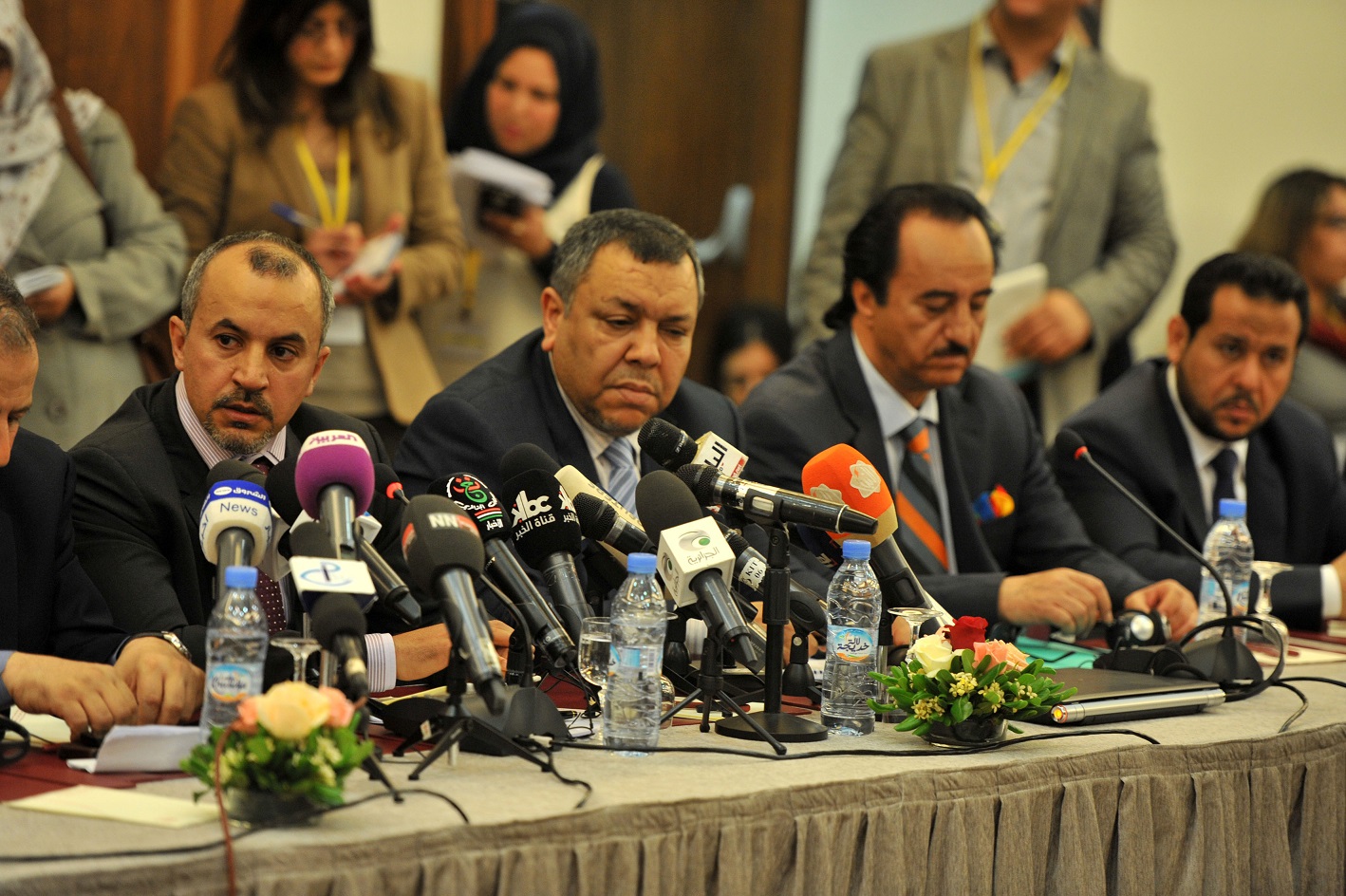 Les représentants libyens des parties en conflit lors de la réunion d'Alger. New Press