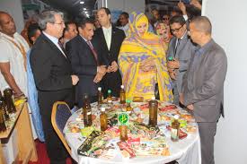 La ministre mauritanienne du Commerce visitant un stand algérien. D. R.