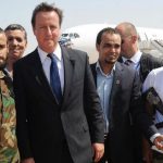 David Cameron encourageant des miliciens islamistes anti-Kadhafi en 2011. D. R.