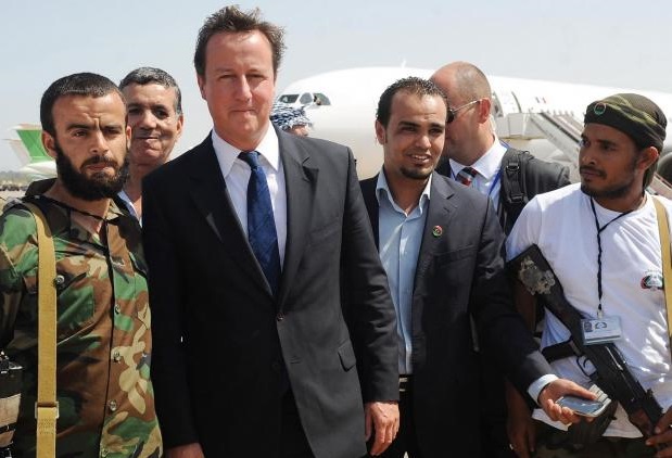 David Cameron encourageant des miliciens islamistes anti-Kadhafi en 2011. D. R.