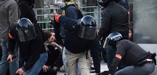 Les manifestants ont brisé les vitres d'une école et dégradé des poubelles. D. R.