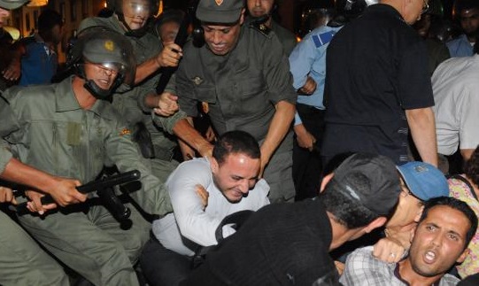 Les forces de sécurité marocaines répriment les manifestants à Al-Hoceïma. D. R.