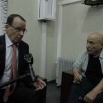 Zouaoui Benhamadi recevant l'écrivain Rachid Boudjedra. D. R.