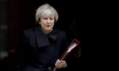 Theresa May reconnaît la mollesse des lois britanniques et assure qu’elle les changera