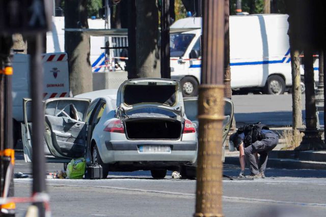 L’«arme» du terroriste qui a foncé sur des gendarmes à Paris : une berline. D. R.