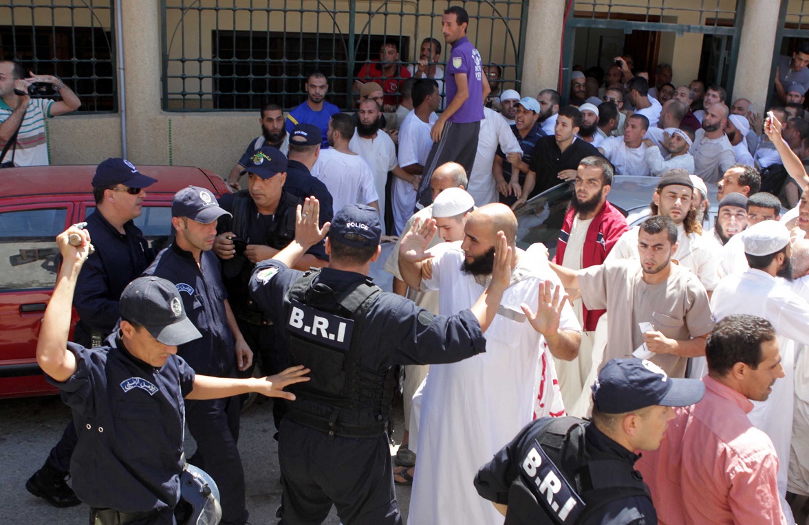 Des extrémistes conduisant une manifestation interdite à Alger, en 2103. New Press