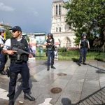 Des policiers en faction sur la parvis de Notre-Dame où a eu lieu l'attaque au marteau. D R.
