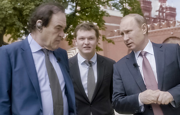 Vladimir Poutine avec Oliver Stone. D. R.