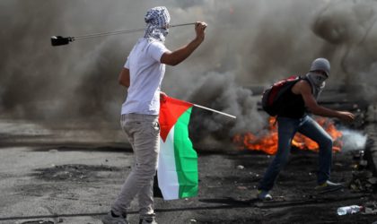 L’armée israélienne suréquipée fuit devant les lancers de pierres des Palestiniens