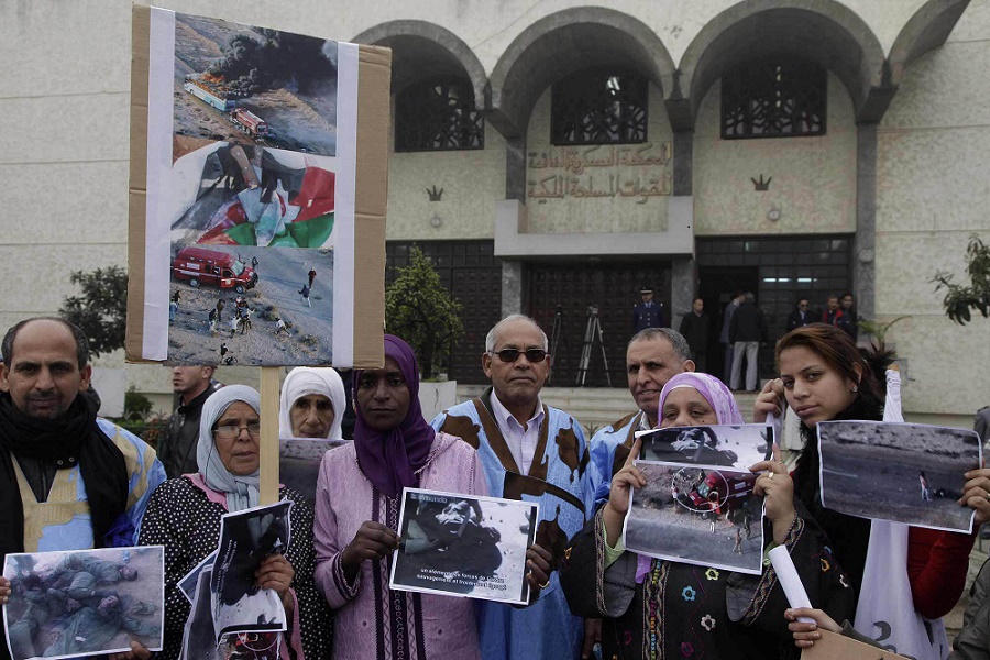 Sit-in devant le tribunal militaire de Rabat en avril 2013. D. R.