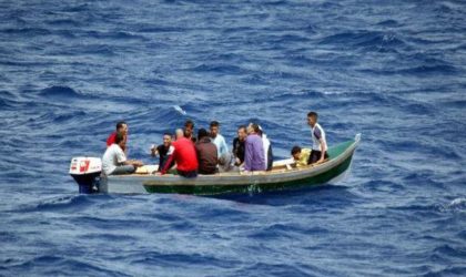 No comment : les Haraga exhibent un bébé en pleine mer