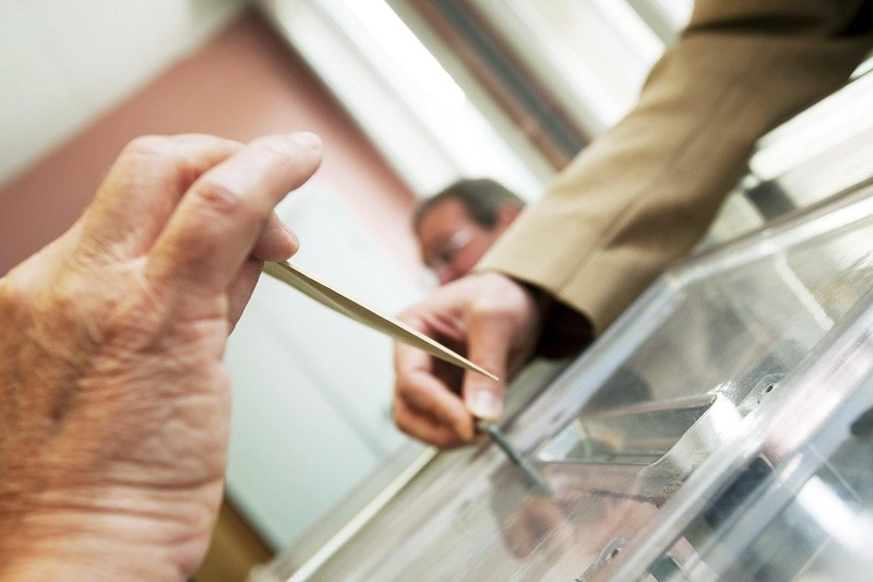 Un cas bourrage d’urne avec une vingtaine de bulletins a été dénoncé par des électeurs au bureau de vote Missoum-Ramdane, à Béchar