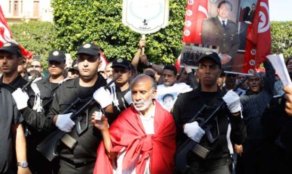 Tunisie : des centaines de policiers manifestent pour leur «protection»