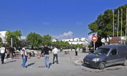 Deux policiers tunisiens poignardés devant le parlement